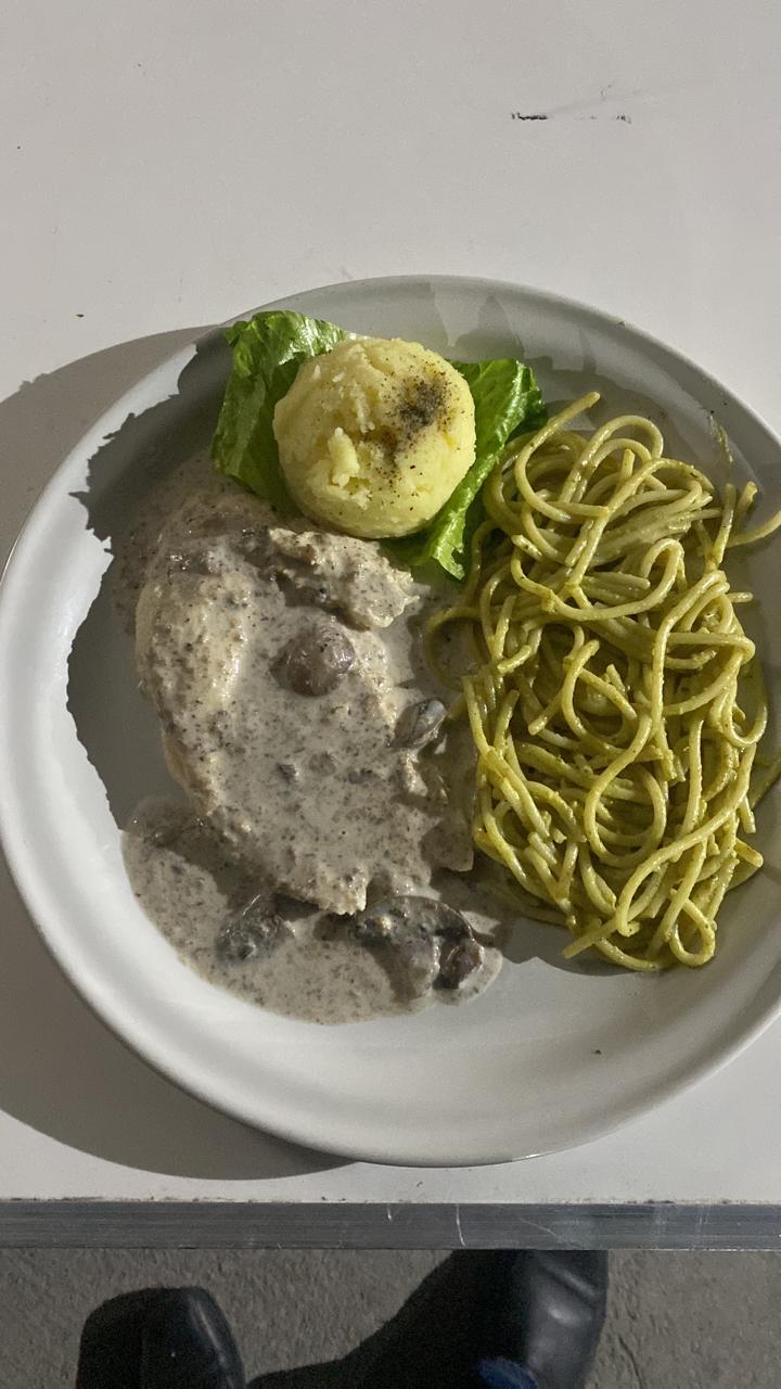 Pechuga a la Crema de Hongos Silvestres con Puré de Papa y Espagueti Verde