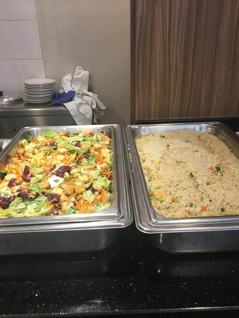 Buffet Gastronómico con Ensalada César Fresca y Arroz Primavera