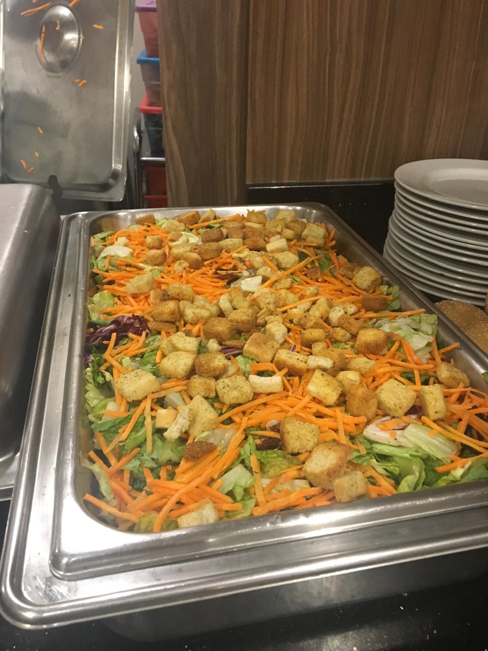 Ensalada Italiana Gourmet Bufetera con Crutones y Aderezo Fino