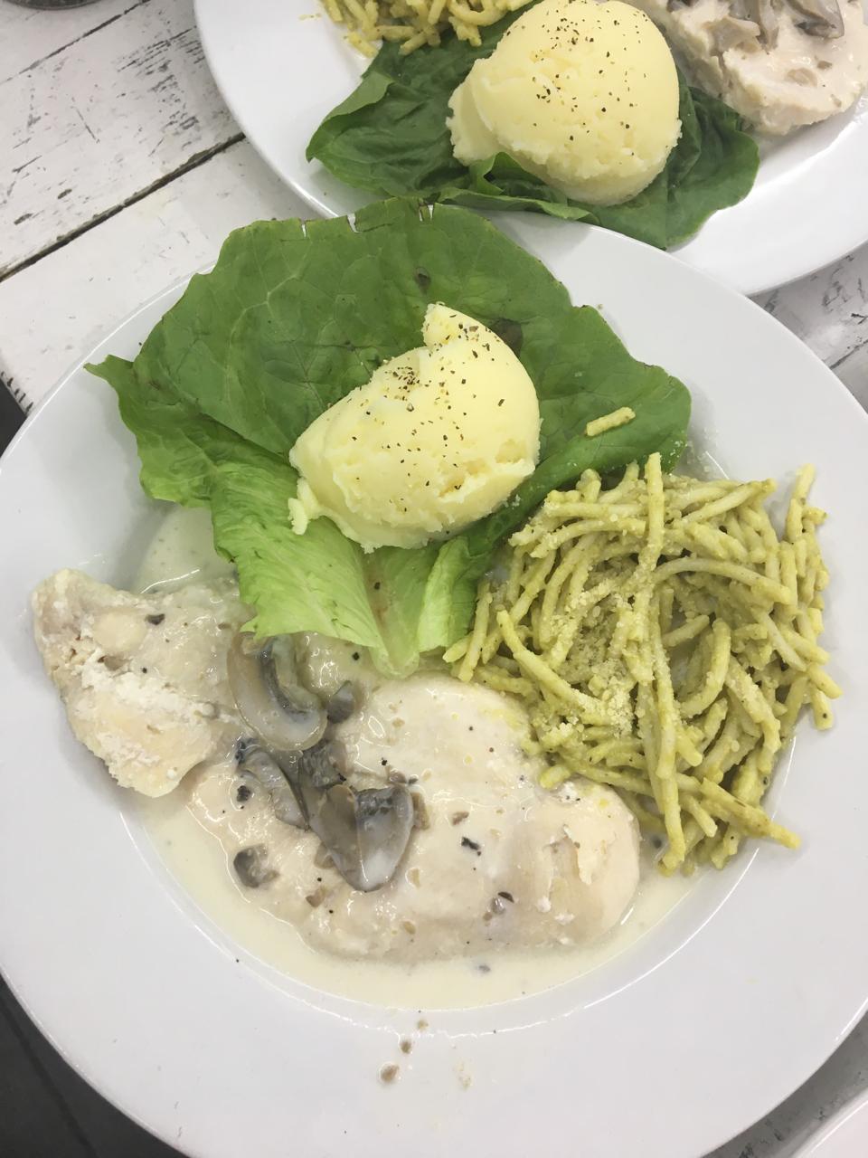 Pechuga Suprema en Salsa Cremosa de Champiñones con Espagueti al Pesto y Puré