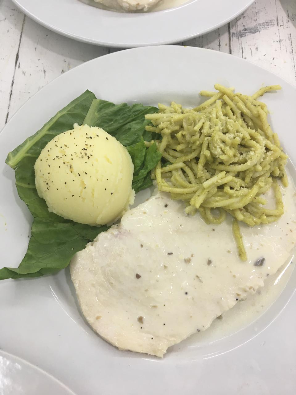 Filete de Pollo Gourmet Servido en Salsa Cremosa con Espagueti Verde