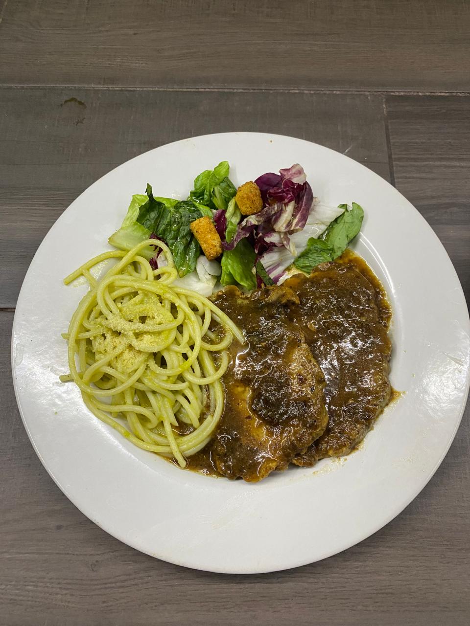 Medallones de Gala en su Jugo con Pasta Verde y Ensalada de Crutones