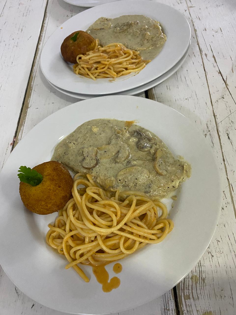Platillo de Banquete con Croqueta Dorada de Papa, Espagueti y Medallón