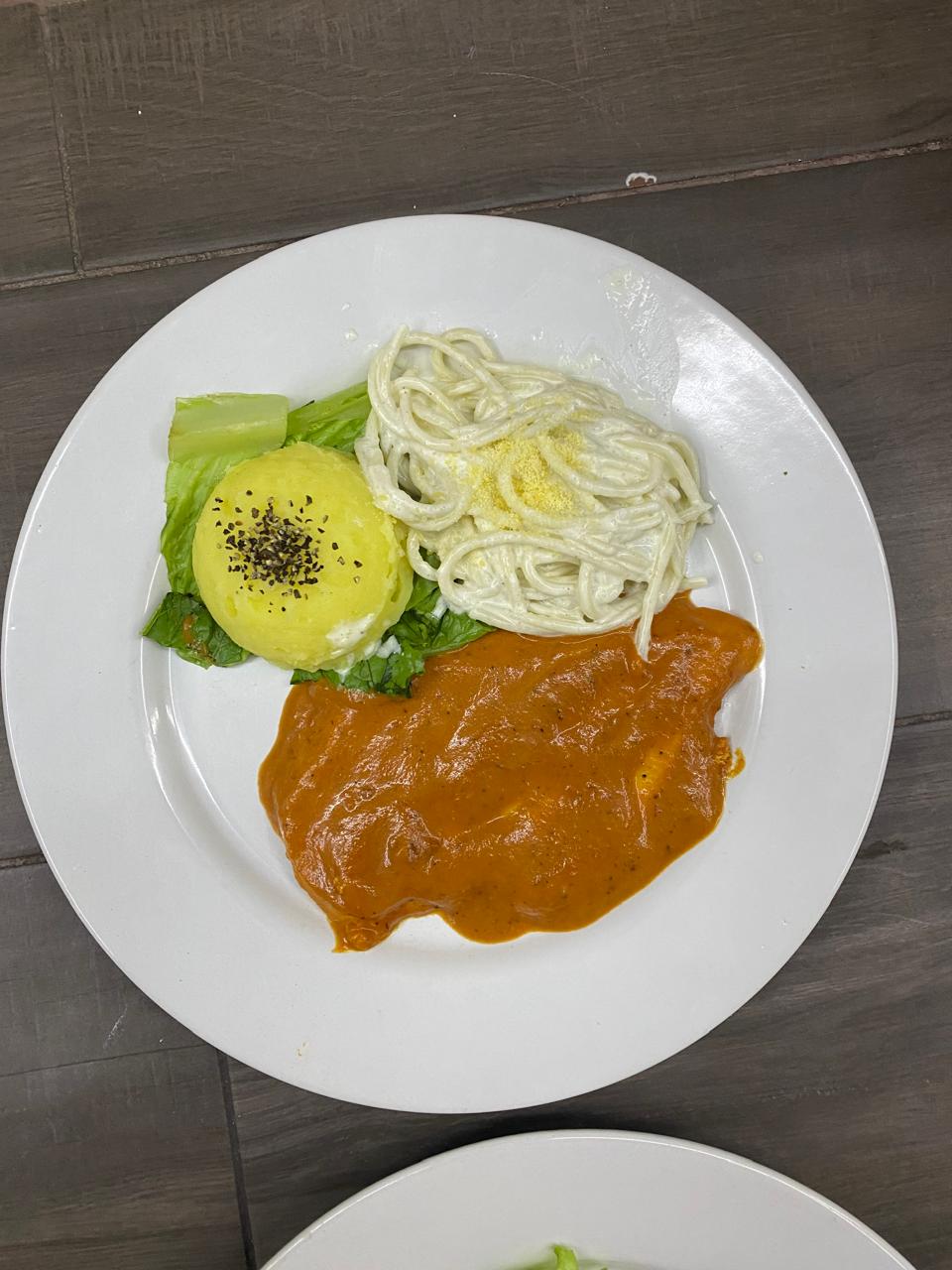 Pechuga en Salsa Artesanal de Tres Chiles con Espagueti a la Crema y Puré