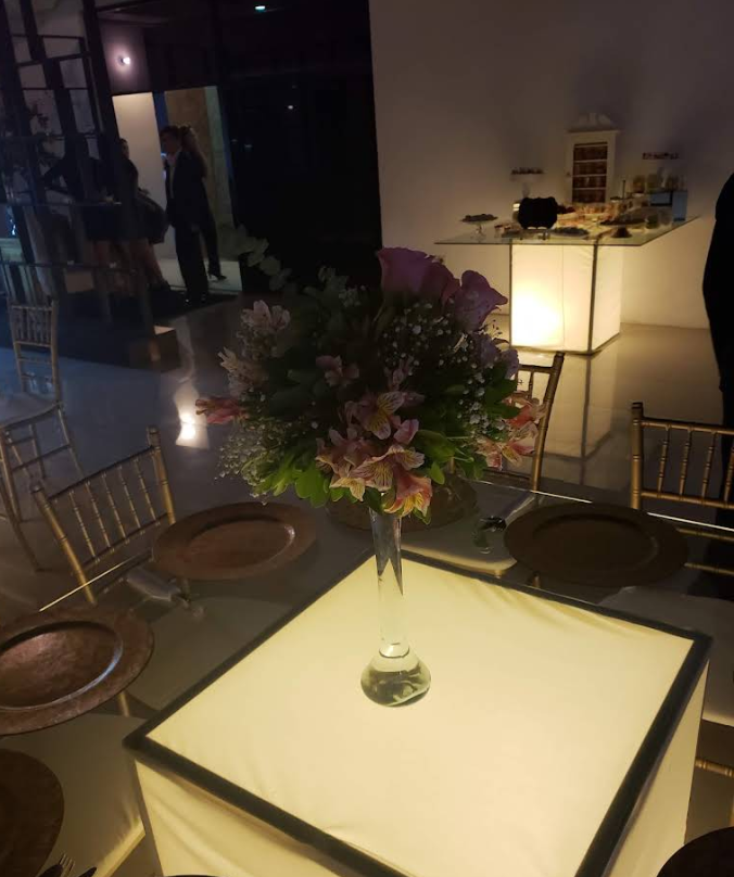 Centro de Mesa Floral Elevado en Florero Cilíndrico con Crisantemos Blancos y Follaje Verde