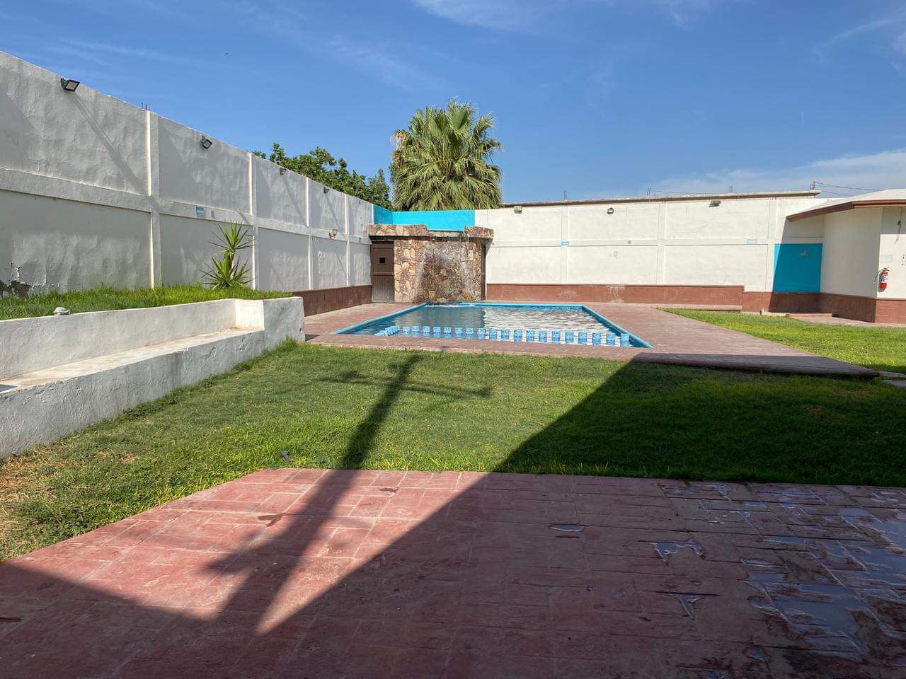 Amplio Jardín en Césped Natural para Montaje de Mesas y Sillas en Quinta Villa de San Benito