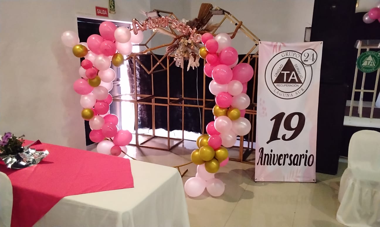 Escenario de Aniversario con Marco Dorado Geométrico y Arco Orgánico de Globos Rosa