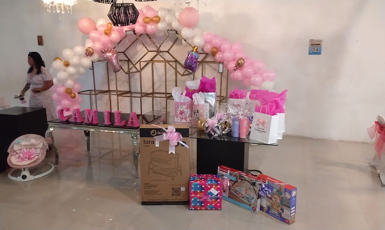 Montaje de Baby Shower con Arco Orgánico de Globos Rosa, Letras Iluminadas y Mesa de Regalos