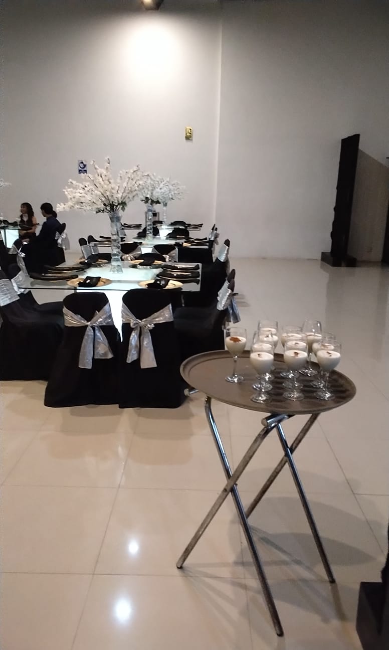 Servicio de Meseros con Charola de Coctelería Gourmet de Bienvenida en Copa de Cóctel