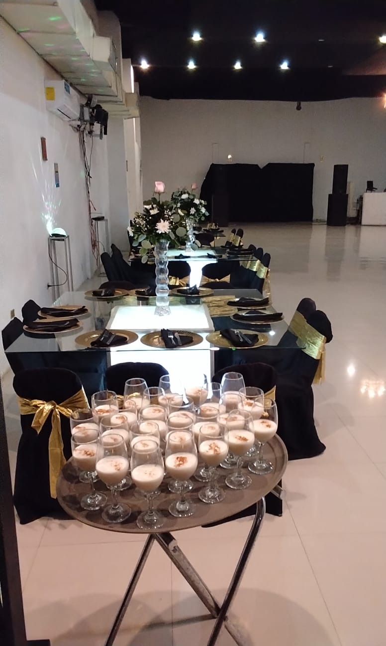 Charola de Cocteles Preparados en Mesas Iluminadas Durante Protocolo de Servicio