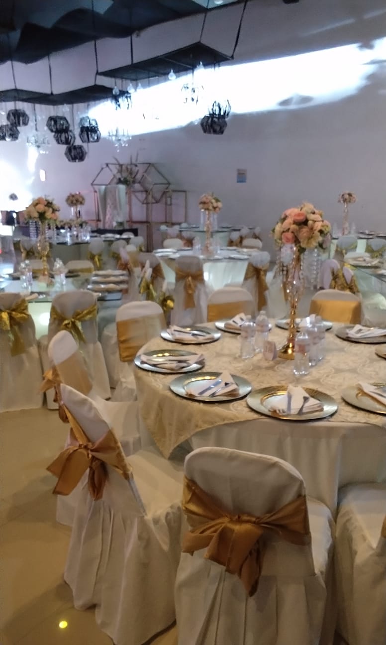 Montaje Nupcial Presidencial con Mantelería Blanca, Moños Dorados de Organza y Cristalería