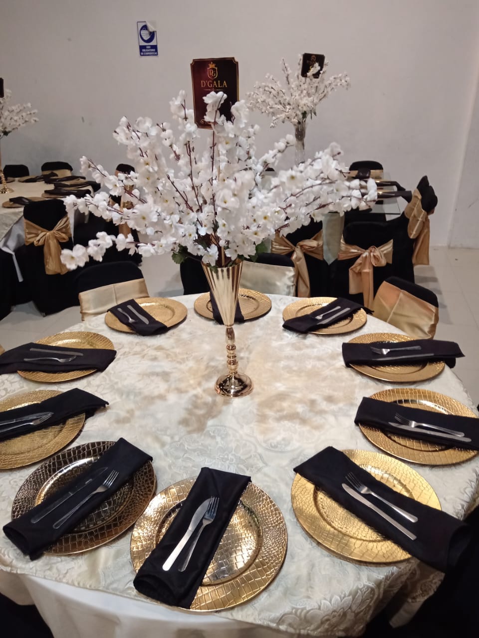 Montaje D'Gala con Platos Base Dorados Textura Croco, Servilletas de Tela y Copa de Cristal