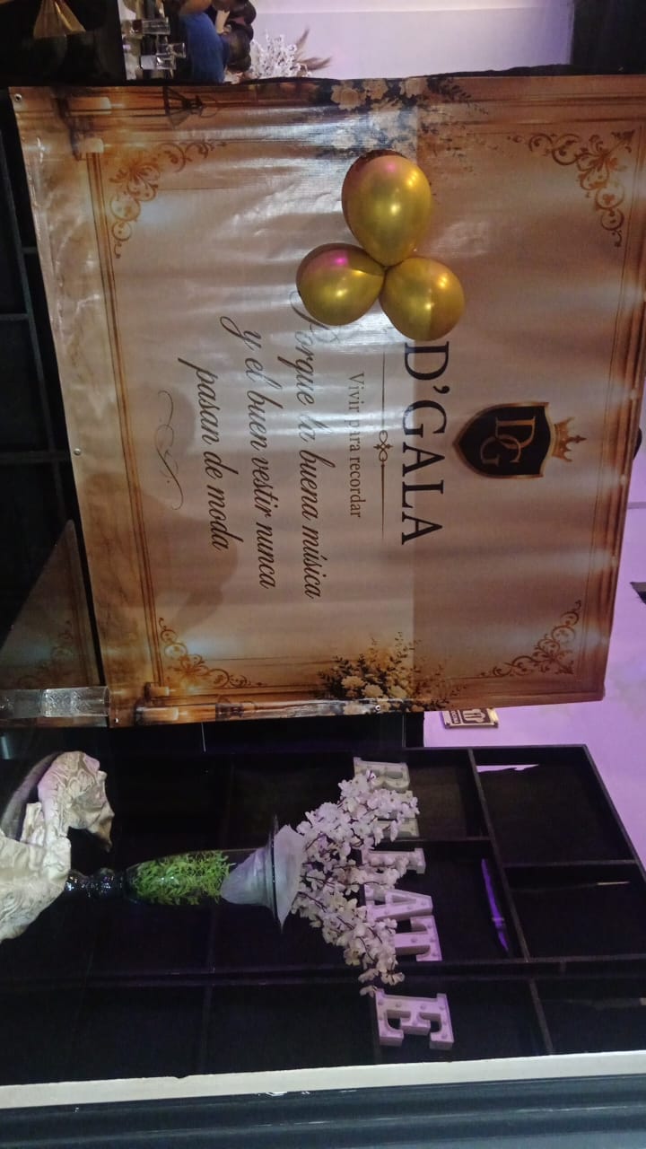 Photocall Impreso D'Gala con Globos Dorados, Florero con Cerezo Blanco y Marquee RELATE