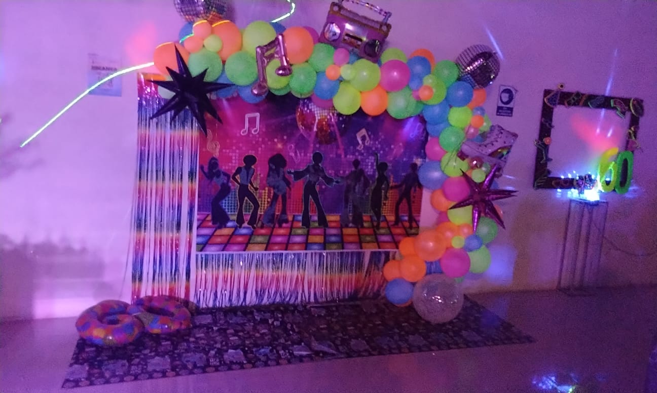Photocall Retro Disco Neón con Arco de Globos Multicolor y Marco para Fotografías