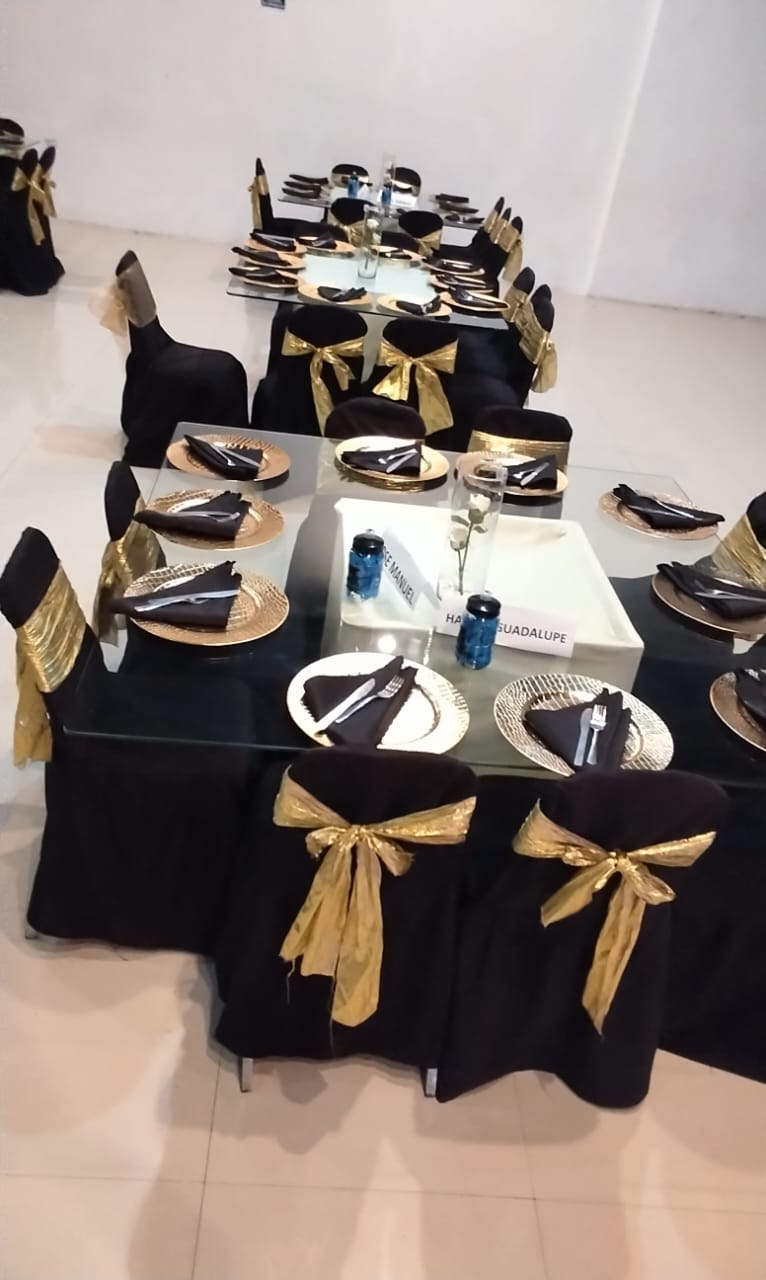 Montaje de Gala con Mantelería de Satín Oro, Sillas Negras Vestidas y Platos Croco