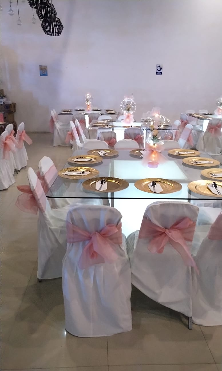Centros de Mesa con Globos Burbuja Transparentes e Iluminados con Serie de Luces LED y Flores