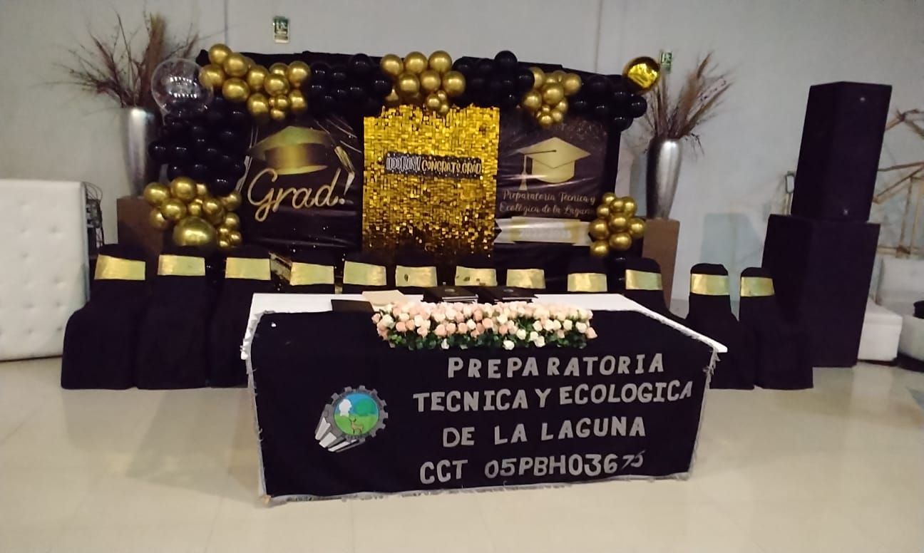 Escenario de Graduación con Globos Oro y Negro, Fondo Grad y Mesa de Presídium