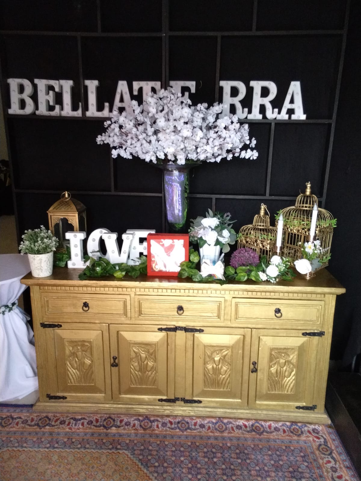 Lobby y Credenza Dorada de Bienvenida Bella Terra con Letras Gigantes Iluminadas RELATE