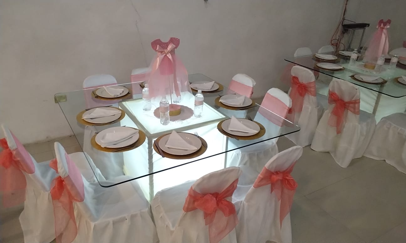 Centro de Mesa Temático con Mini Vestido de Fiesta Rosa, Moños Coral y Cubo de Luz