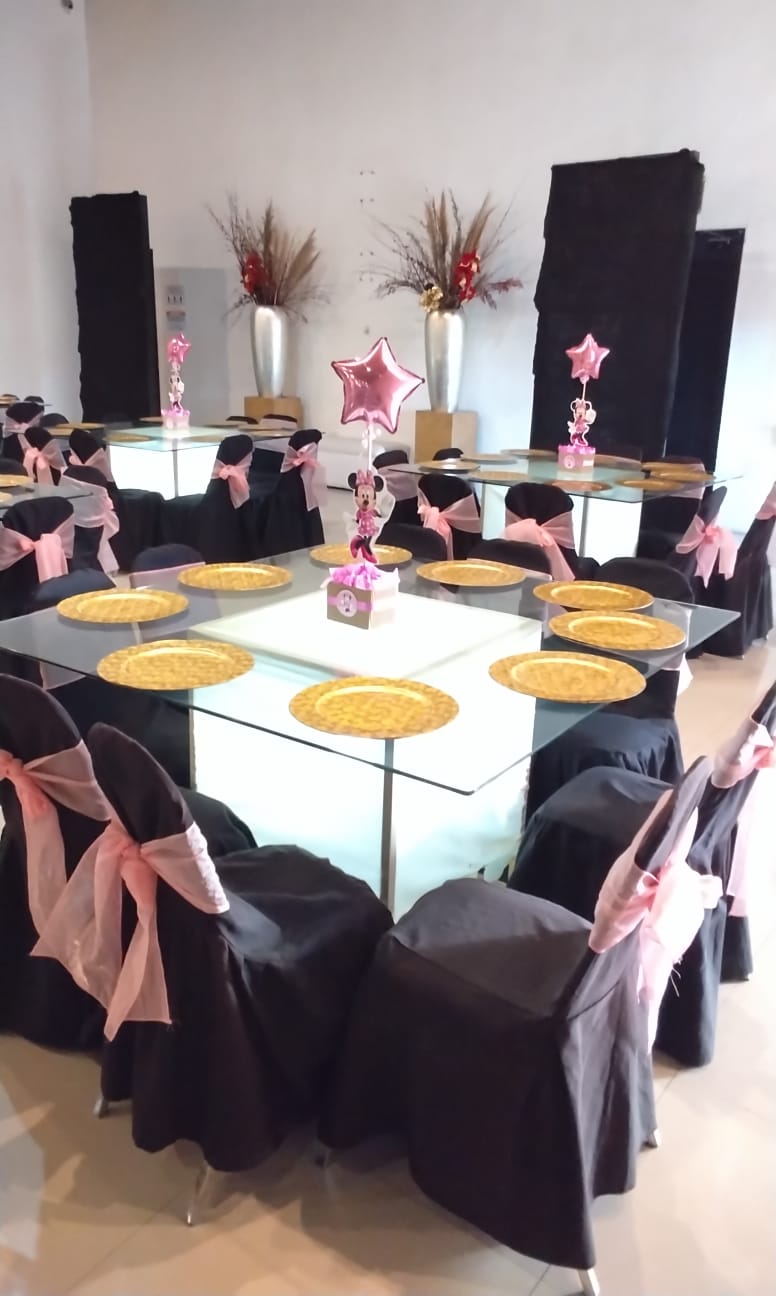 Montaje Infantil con Mesas Cubo de Luz, Sillas Vestidas en Negro con Moño Rosa y Centros Minnie Mouse