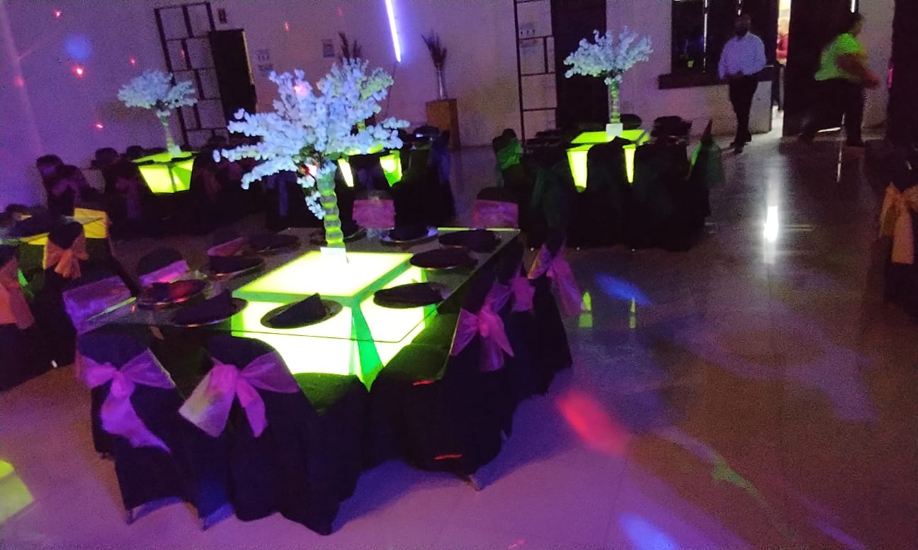 Salón Completo Iluminado con Mesas Cubo de Luz y Árboles Florales de Cerezo Blanco