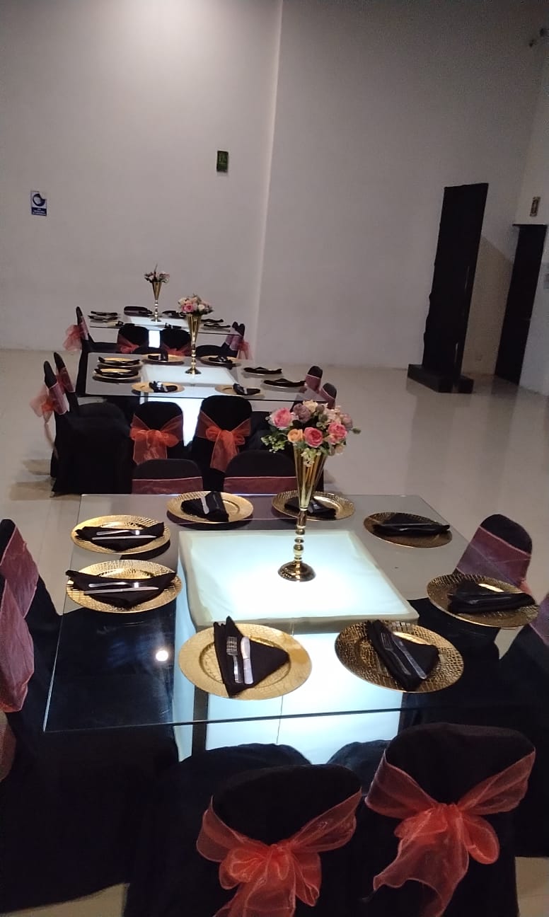 Platos Base Dorados con Textura Croco, Servilletas de Tela Vestidas y Moños Organza