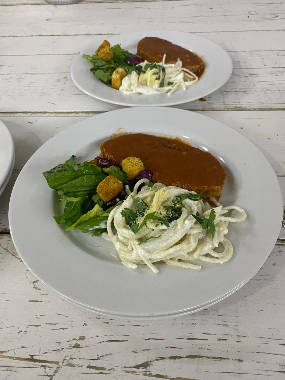 Cena Navideña de Gala con Lomo en Gravy, Espagueti Alfredo y Ensalada Gourmet
