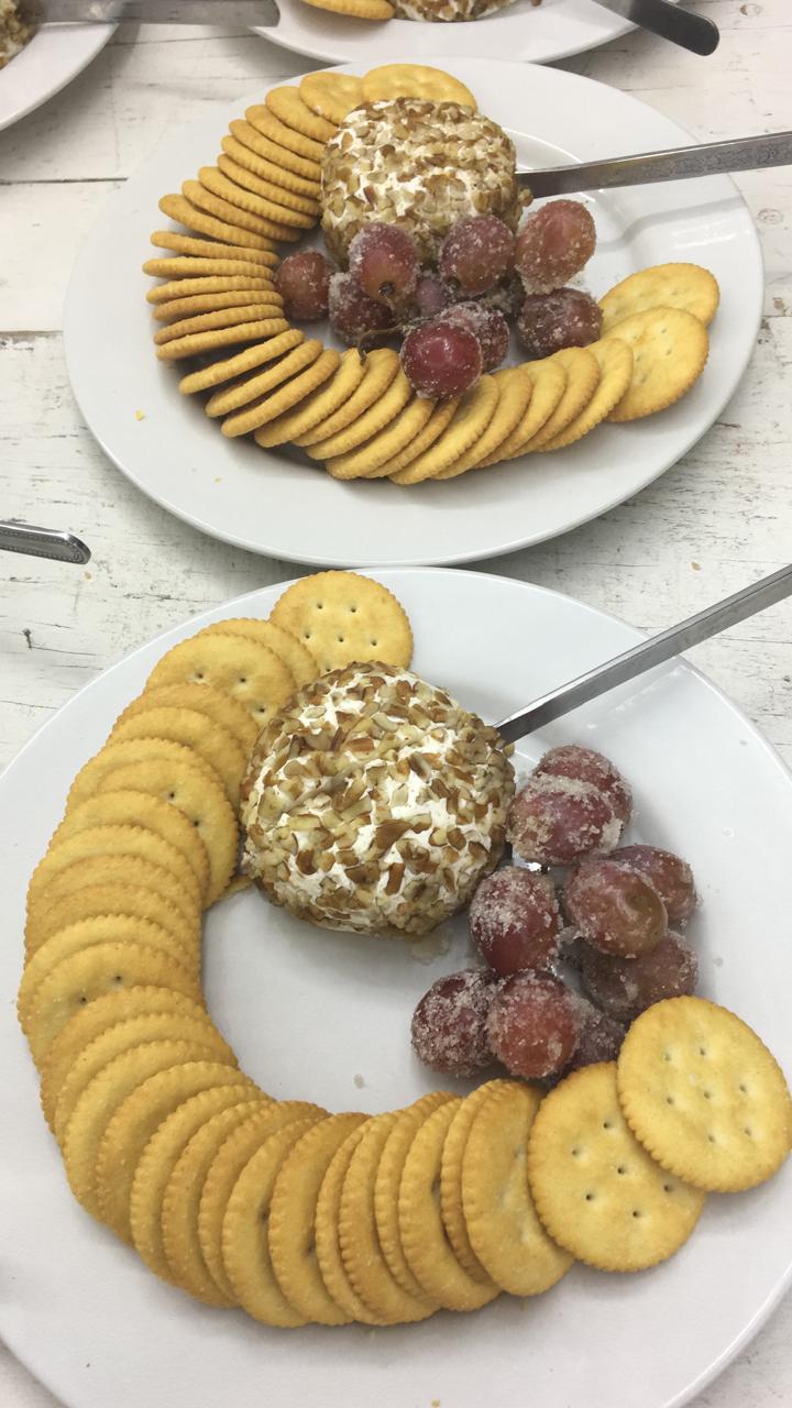 Entremés Navideño Gourmet de Bolas de Queso Fino a las Nueces, Uvas Escarchadas y Galletas